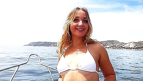 Sexy blonde with sexy build mouthfuls and demier