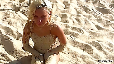 Hawt sweetheartd by the pool