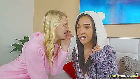 Vood sniffss ofle poonanie's pussy